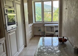 Сдам 2-ком. квартиру, 62 м2, Сочи, улица 50 лет СССР, 12А