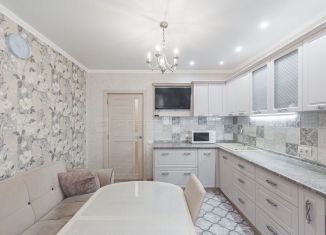 Продается 3-ком. квартира, 76.4 м2, деревня Куюки, 10-й квартал, 1, ЖК Светлый