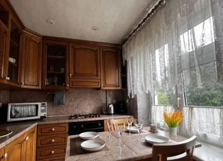 Сдам в аренду трехкомнатную квартиру, 63 м2, Калининград, улица Генерал-лейтенанта Озерова, 41, Ленинградский район