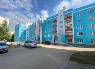 Продается двухкомнатная квартира, 48.5 м2, посёлок городского типа Петра Дубрава, ЖК Земляничный, улица Строителей, 11