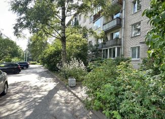 Сдается трехкомнатная квартира, 65 м2, Санкт-Петербург, улица Бутлерова, 16к2