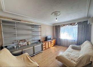 Продается трехкомнатная квартира, 60 м2, Армавир, улица Ленина, 38