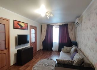 Сдаю в аренду трехкомнатную квартиру, 62.2 м2, Тобольск, 8-й микрорайон, 23