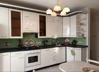 Продаю 4-ком. квартиру, 106 м2, Малоярославец, Румынская улица, 1к2