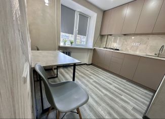 Продаю двухкомнатную квартиру, 49 м2, Каменск-Шахтинский, улица Ворошилова, 159Б