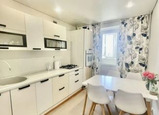 Продам 2-ком. квартиру, 57 м2, Ставрополь, микрорайон № 6, улица Лермонтова, 103