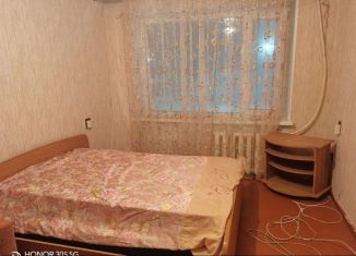 Продается трехкомнатная квартира, 63 м2, поселок городского типа Октябрьский, Комсомольская улица, 11