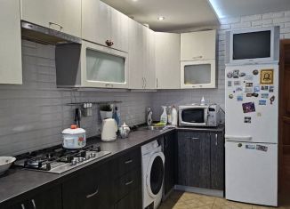 Сдается двухкомнатная квартира, 70 м2, Республика Башкортостан, улица Худайбердина, 150Б