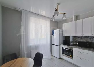 Сдам 2-ком. квартиру, 52 м2, Тюмень, улица Дмитрия Менделеева, 2, ЖК Кристалл