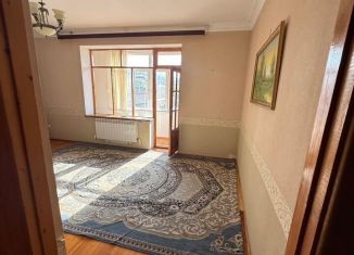 Сдаю в аренду трехкомнатную квартиру, 95 м2, Махачкала, улица Героев Дагестана, 30