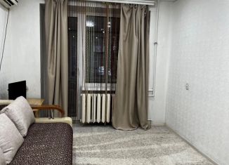 Сдается в аренду 1-комнатная квартира, 32 м2, Азов, Севастопольская улица, 113В