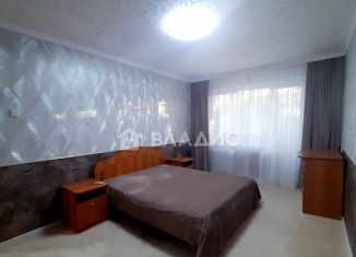 Сдам в аренду трехкомнатную квартиру, 61 м2, Тобольск, 8-й микрорайон, 21