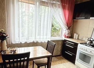 Сдам в аренду 1-ком. квартиру, 38 м2, Саратов, улица имени И.С. Кутякова, 65, Кировский район