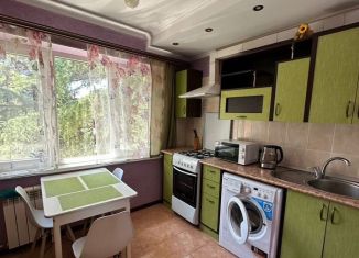 Сдается 1-ком. квартира, 35 м2, Сочи, улица Революции, 15, микрорайон Черемушки