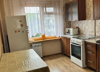 Сдаю в аренду трехкомнатную квартиру, 80 м2, Владикавказ, улица Астана Кесаева, 36, 10-й микрорайон