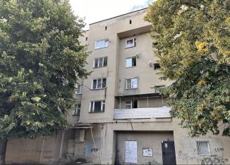 Продам 4-комнатную квартиру, 78 м2, Нальчик, улица Тарчокова, 50, район Горная