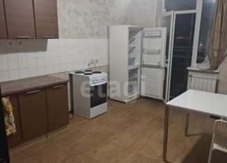 Сдам трехкомнатную квартиру, 90 м2, Екатеринбург, улица Амундсена, 68Б, метро Чкаловская