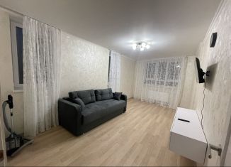 Сдаю 2-ком. квартиру, 60 м2, Екатеринбург, улица Лыжников, 3