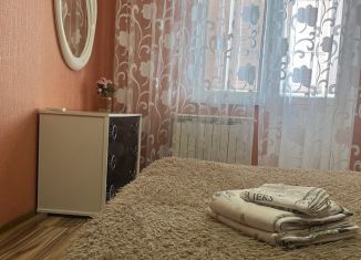 Сдается 2-ком. квартира, 60 м2, Абинск, улица Красных Курсантов, 2