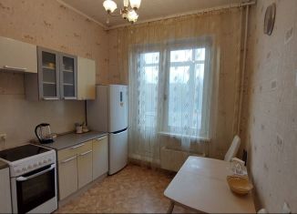 Сдаю в аренду 1-ком. квартиру, 41 м2, Гатчина, улица Чехова, 26