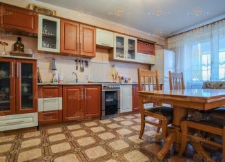 Сдаю 3-ком. квартиру, 115 м2, Ставрополь, улица Доваторцев, 32Б, микрорайон № 27