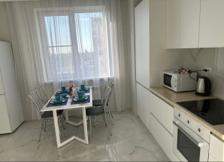 Сдается двухкомнатная квартира, 58 м2, Астрахань, улица Трофимова, 7Ак1