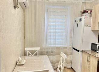 Продажа 2-ком. квартиры, 52 м2, Армавир, улица Кирова, 98/1