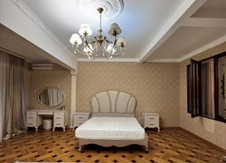 Сдам в аренду трехкомнатную квартиру, 180 м2, Махачкала, улица Абубакарова, 102В