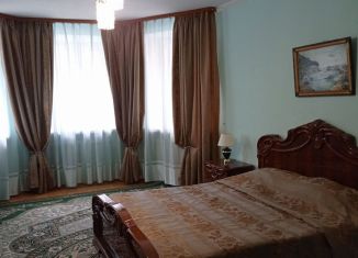 Сдаю 3-ком. квартиру, 145 м2, Тюмень, Даудельная улица, 4