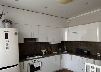 Сдаю в аренду двухкомнатную квартиру, 70 м2, посёлок городского типа Яблоновский, Солнечная улица, 55/1к8