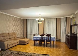 Продам четырехкомнатную квартиру, 110 м2, Махачкала, улица Братьев Нурбагандовых, 26