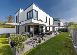 Продаю дом, 210 м2, Сириус, улица 65 лет Победы