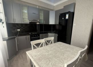 Сдам в аренду 3-ком. квартиру, 82 м2, Грозный, бульвар Султана Дудаева, 28, 7-й микрорайон