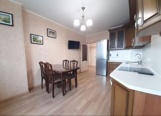 Сдается двухкомнатная квартира, 80 м2, Республика Башкортостан, Комсомольская улица, 15