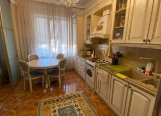 Сдам в аренду 2-ком. квартиру, 52 м2, Махачкала, улица Вузовское Озеро, 15А