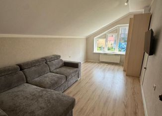 Сдается в аренду двухкомнатная квартира, 75 м2, Махачкала, улица Ахмата-Хаджи Кадырова, 150