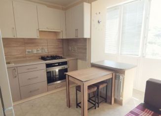 Сдаю 1-ком. квартиру, 38.5 м2, Судак, Октябрьская улица, 34