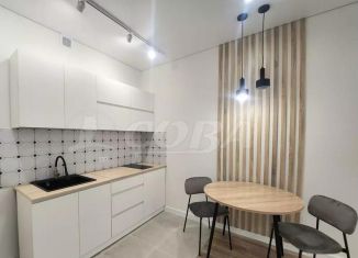 Продам 1-ком. квартиру, 44 м2, Тюмень, улица Молодогвардейцев, 5к1