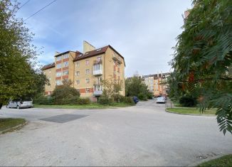 Трехкомнатная квартира в аренду, 85 м2, Калининградская область, Янтарная улица, 5