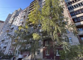 Продажа 2-ком. квартиры, 52.4 м2, Санкт-Петербург, улица Бадаева, 11, метро Ладожская