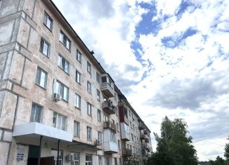 Продается 3-комнатная квартира, 53.9 м2, поселок городского типа Суходол, улица Суворова, 6