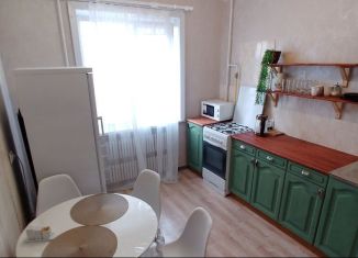 Сдача в аренду 2-ком. квартиры, 60 м2, Коломна, улица Фрунзе, 42