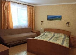 Сдам 2-комнатную квартиру, 40 м2, Алушта, Октябрьская улица, 7/5Б