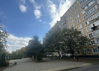 Продаю 2-ком. квартиру, 65 м2, Белореченск, улица Ленина, 107