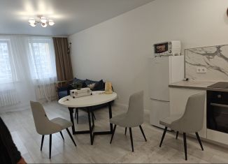 Сдается 3-ком. квартира, 85 м2, Казань, улица Адоратского, 1Б, ЖК Акварель