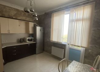 Сдаю в аренду 1-ком. квартиру, 47 м2, Махачкала, улица Времена Года, 15