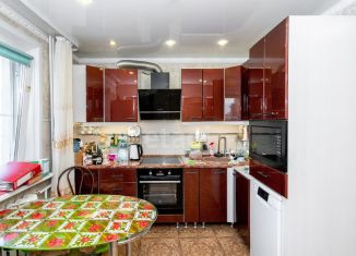 Продается трехкомнатная квартира, 69.6 м2, поселок городского типа Атамановка, улица Гагарина, 12