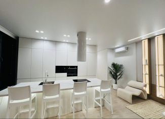 Сдается трехкомнатная квартира, 90 м2, Казань, улица Алексея Козина, 2