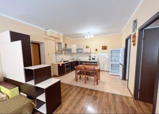 Сдается 2-ком. квартира, 64 м2, Алушта, Партизанская улица, 9В