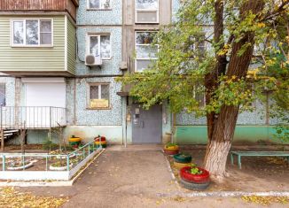 Продам 3-комнатную квартиру, 50 м2, Астрахань, улица Безжонова, 80